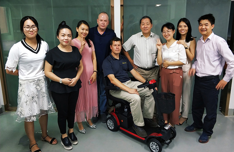 美國老年代步車品牌商到我們公司洽談老年代步車、輪椅項(xiàng)目[元亨電動(dòng)]