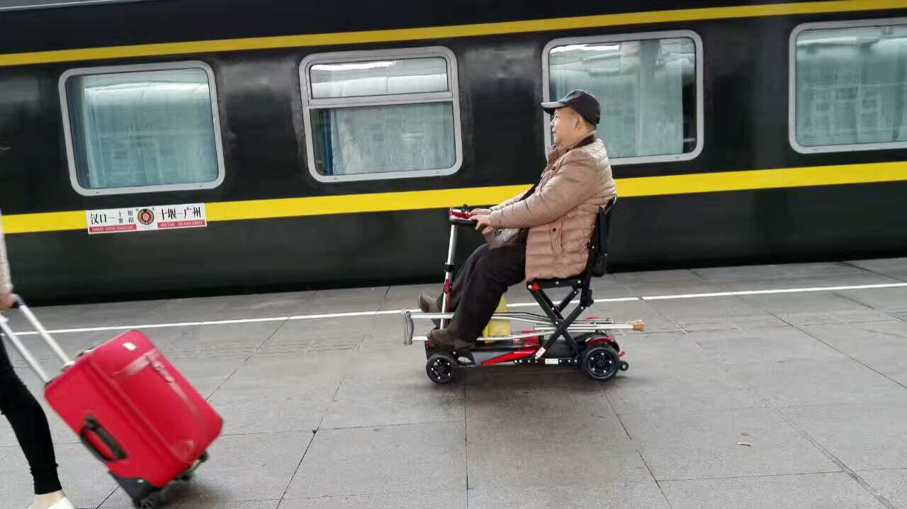 擁有元亨折疊電動(dòng)代步車，旅行可帶上飛機(jī)方便又省力