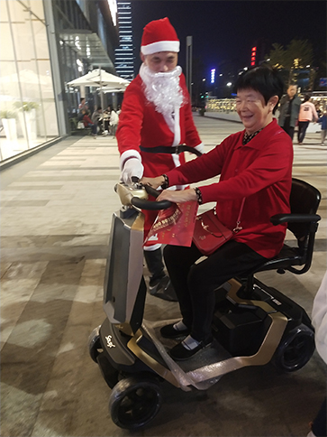 圣誕老人駕駛元亨電動(dòng)代步車派發(fā)禮物了！