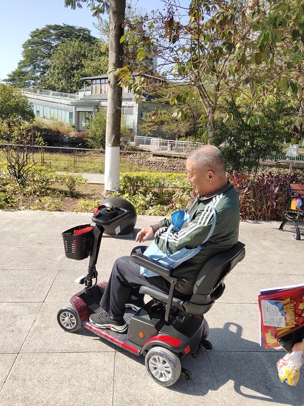 智能老年電動代步車上下坡技巧及注意事項【元亨電動】