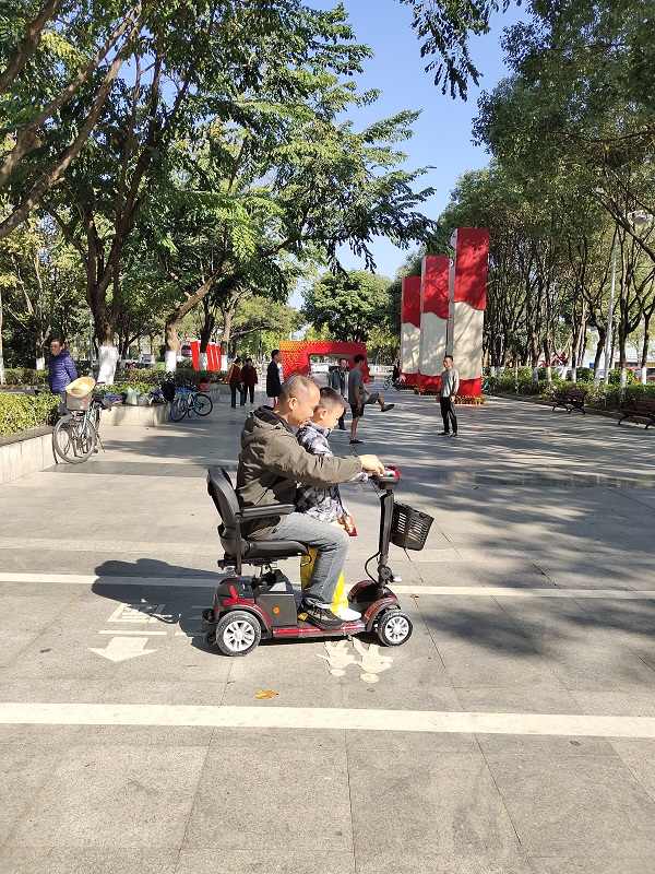 讓老人騎元亨電動代步車出門，比蝸居在家會更有利于身心健康！