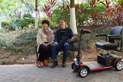電動代步車讓老人擁抱大自然